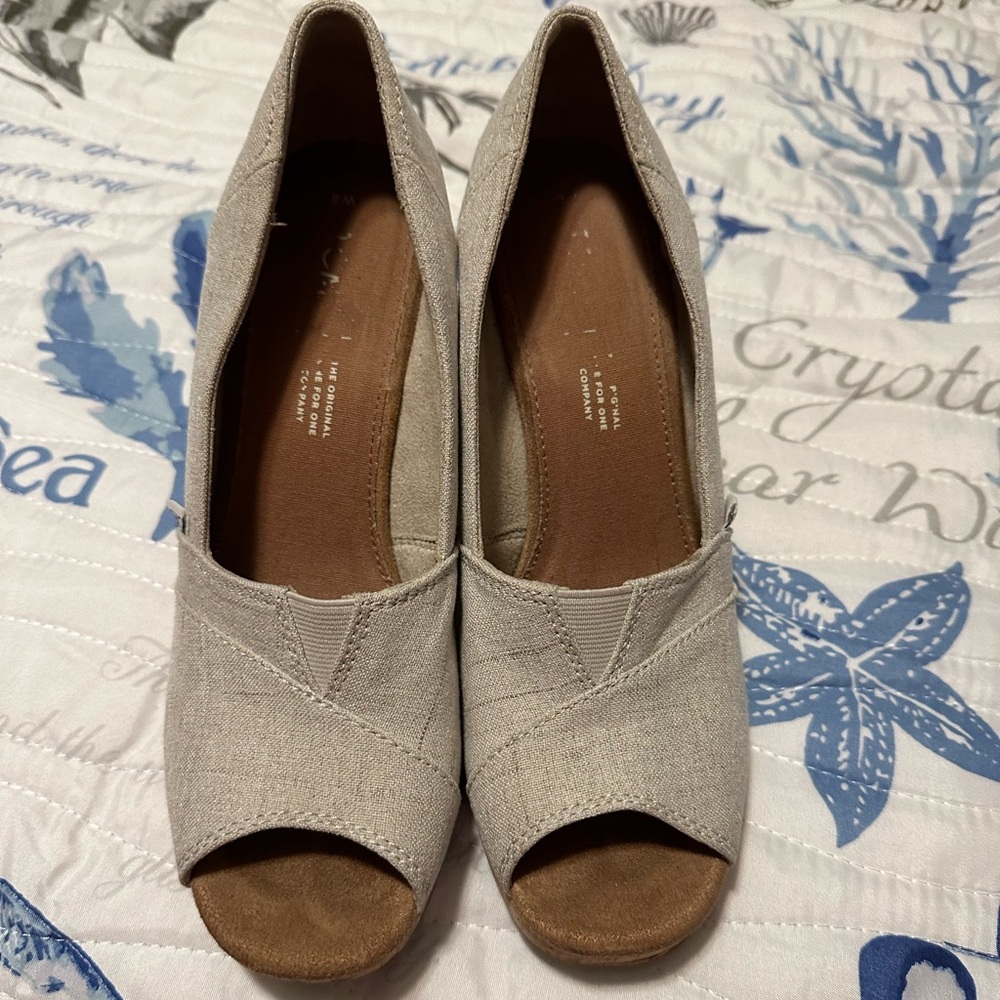 Women’s TOMS Sandals sz 8